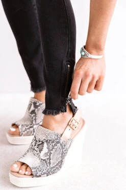 The Tawny Ankle Skinny 11 The Tawny Ankle Skinny -Hanger Fashion 2007086864000 2020072415395800 46d5767dthe tawny ankle skinny