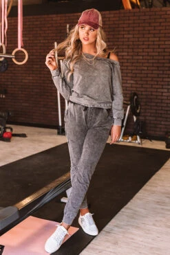 Moving Mountains Mineral Wash Sweatshirt -Hanger Fashion 2012042177000 2020121609505600 9a43532enewproduct