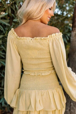 Resort Queen Smocked Crop Top In Yellow 12 Resort Queen Smocked Crop Top In Yellow -Hanger Fashion 2201102082000 2022021515390500 da2d048aresort queen smocked crop top in yellow