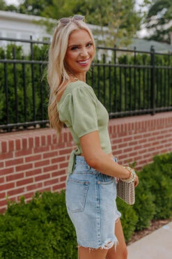 The Floriana Crop Top -Hanger Fashion 2206085040000 2022070611022700 318270a1the floriana crop top