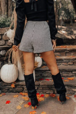 Chill On The Horizon Houndstooth Skort In Black -Hanger Fashion 2208186121000 2022090908085600 871807fdchill on the horizon houndstooth skort