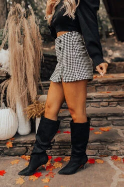 Chill On The Horizon Houndstooth Skort In Black -Hanger Fashion 2208186121000 2022090908085600 d2387157chill on the horizon houndstooth skort