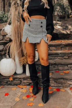 Chill On The Horizon Houndstooth Skort In Black