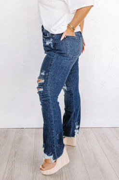 The Diana Midrise Distressed Jean Curves -Hanger Fashion 2210073368000 2023051108150800 658051e0the diana midrise distressed jean curves